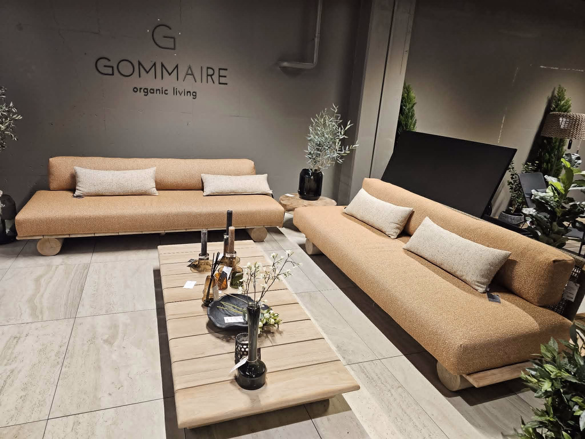 EDGE 2XSOFA M/BORD UTSTILLING!